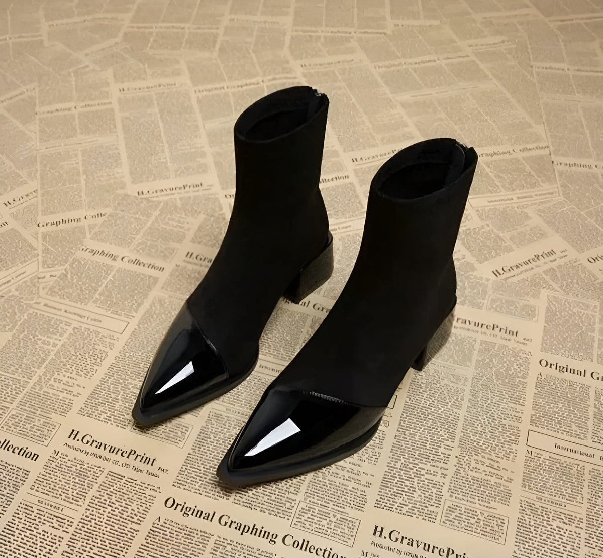 Elegant block heel ankle boots with glossy details for Women | Gracia Noir